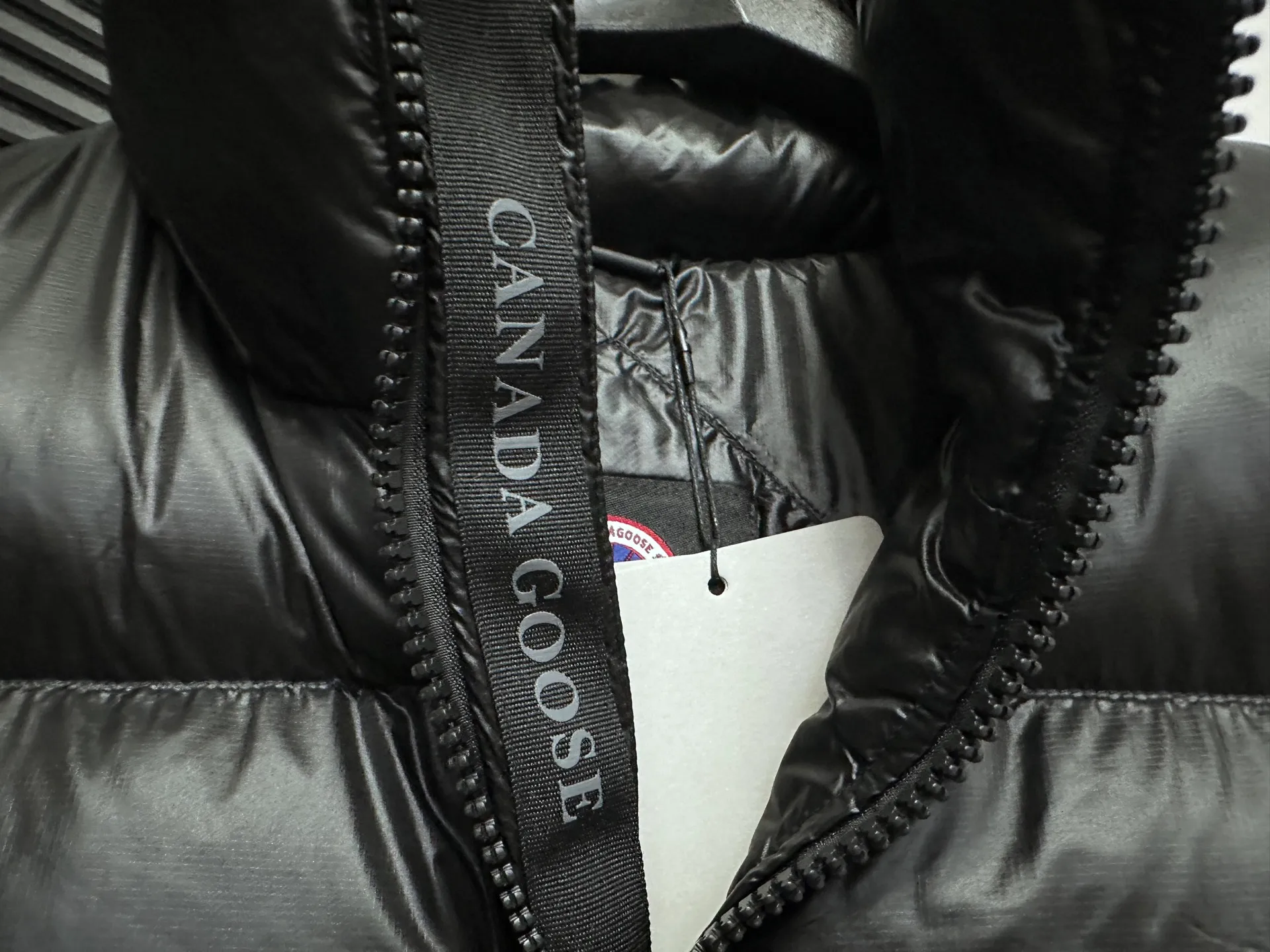 P560 [Canada Goose] Big Goose🦢Puff Down Vest has always been recognized as the warmest down jacket. Various Instagram celebrities, Internet celebrities, and celebrities often wear it for street photos. I make Canada Goose every year, but I still can't get rid of my love for it. No matter how cold the days are, there is no need to be afraid, because there is! Filled with 90% white duck down, it is the legendary warmest down jacket and is known as a must-have for Arctic outdoor sports! The most popular down jacket in the world, celebrities are rushing to buy it, it is a must-have! Size: XS-XL